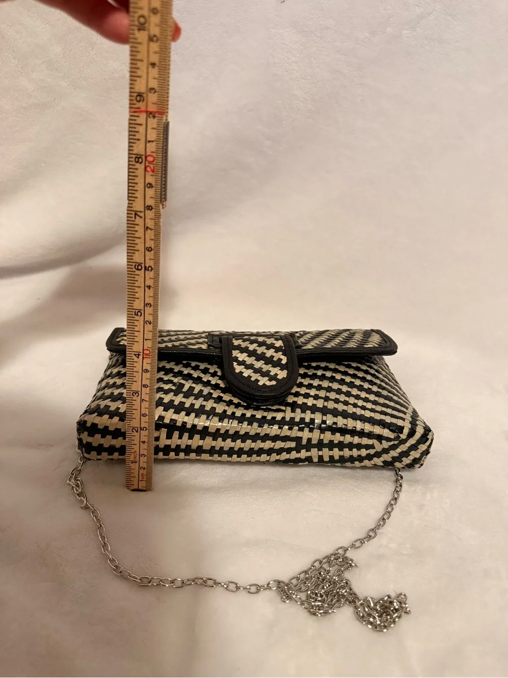 BK Black & White Woven Chain Bag | Chic Geometric Shoulder Purse - Picture 4 of 9